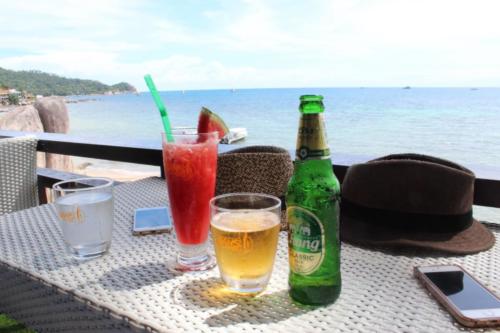 Having some drinks on the beach in Ko Tao - Hubiwise Travels