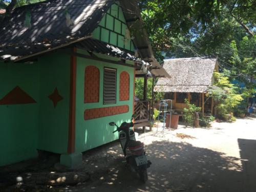 A colorful bungalow in Ko Tao - Hubiwise Travels