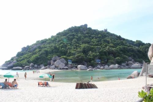 A beautiful beach of Ko Nang Yuan - Hubiwise Travels